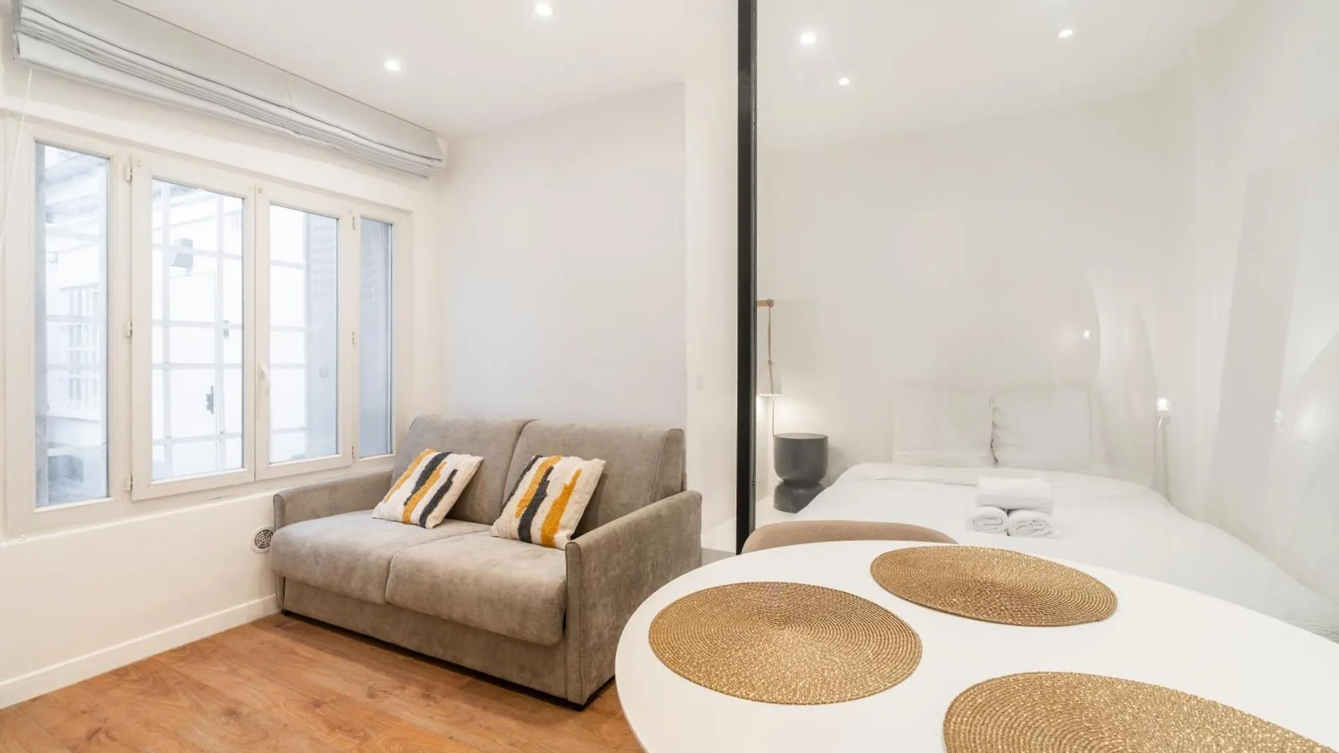 Cozy Studio In Lively Neighborhood 3P Párizs Apartman